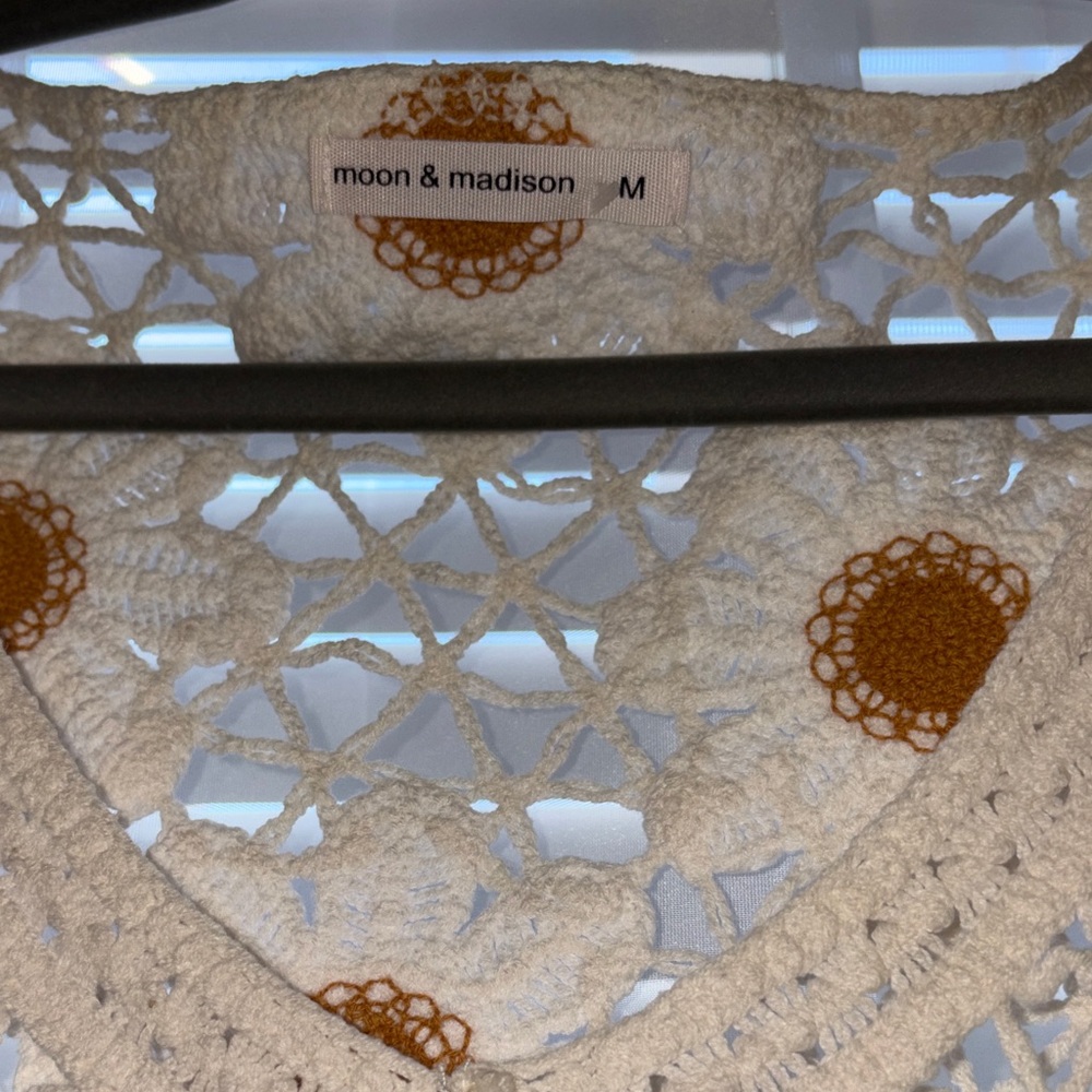 Crochet Floral Crop Top - Picture 4 of 4